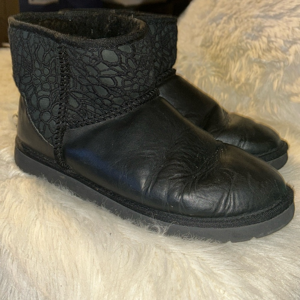 UGG Classic Mini Floral Lace Black Leather Boots Women’s Sz 9 S/N #1007262